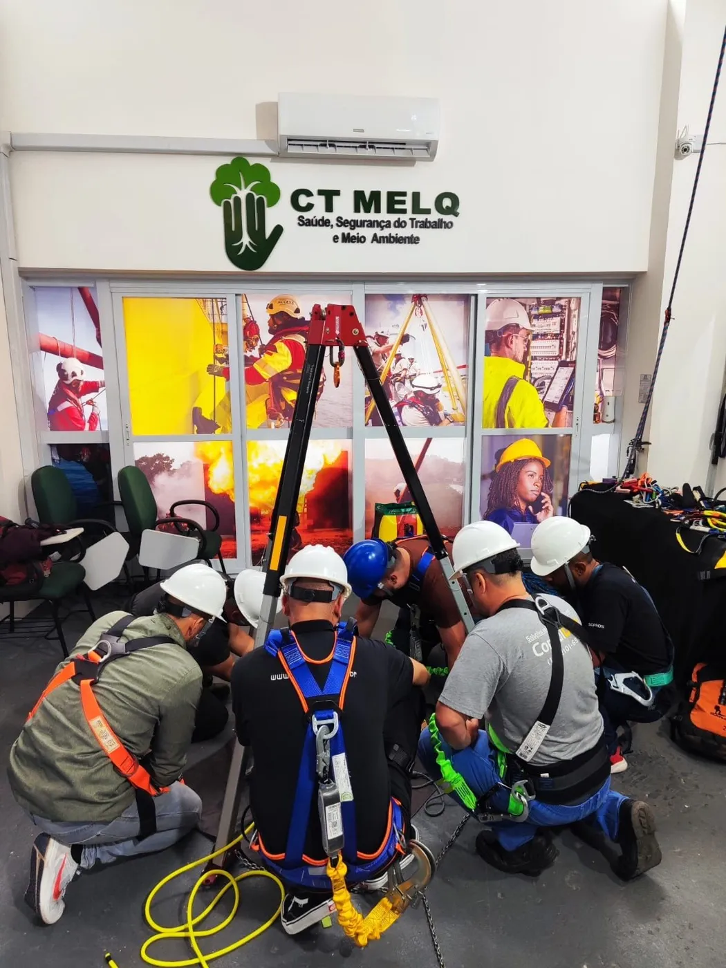 Treinamento de resgate em espaço confinado no CT MELQ, com tripé de resgate