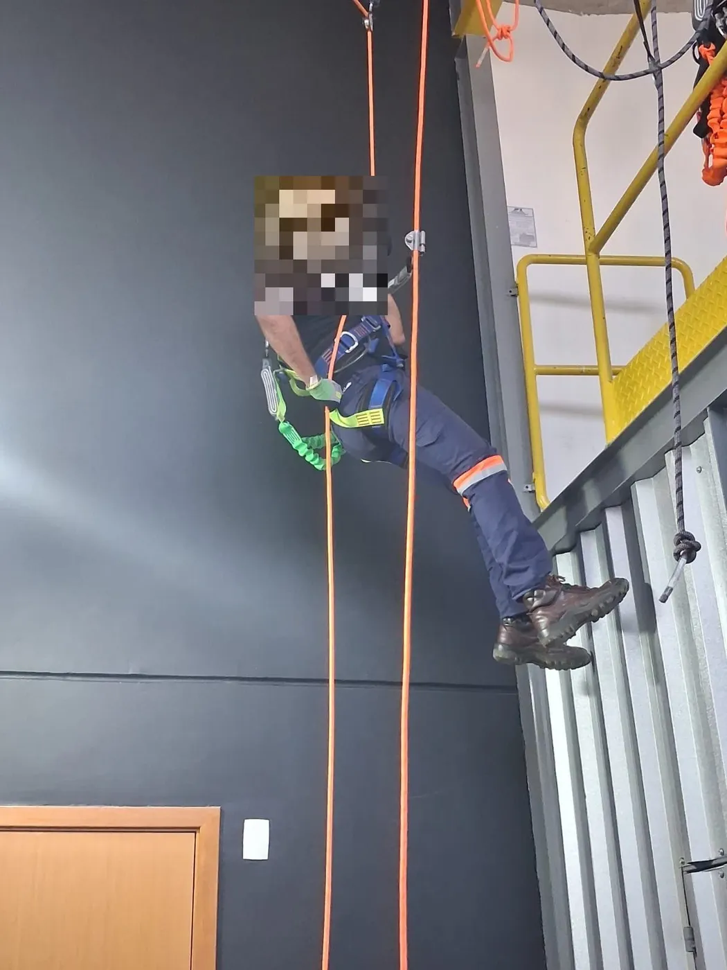 Técnico em treinamento de descida em corda no CT MELQ