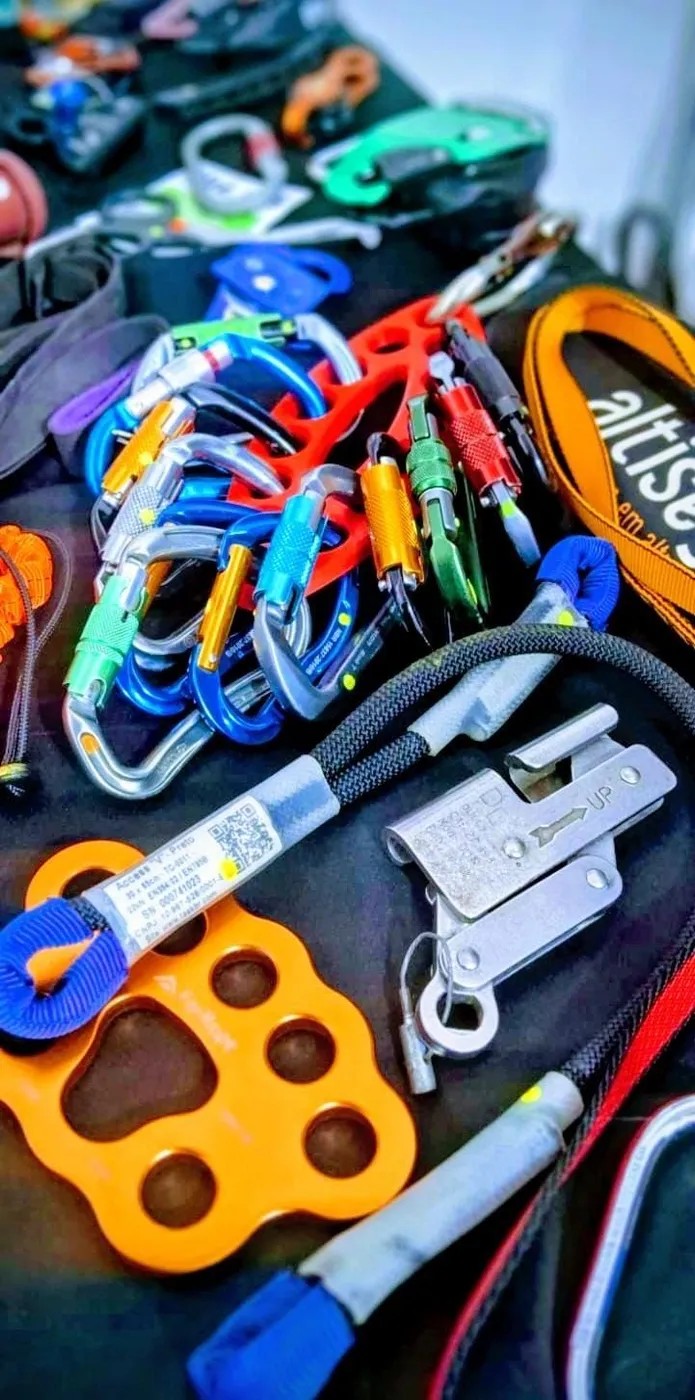 Mosquetões e equipamentos de trabalho em altura