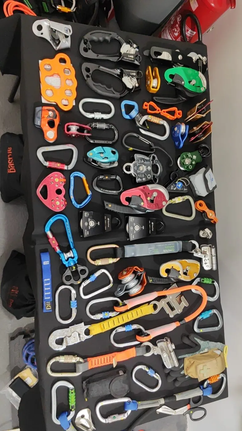 Painel com equipamentos de acesso por corda e resgate