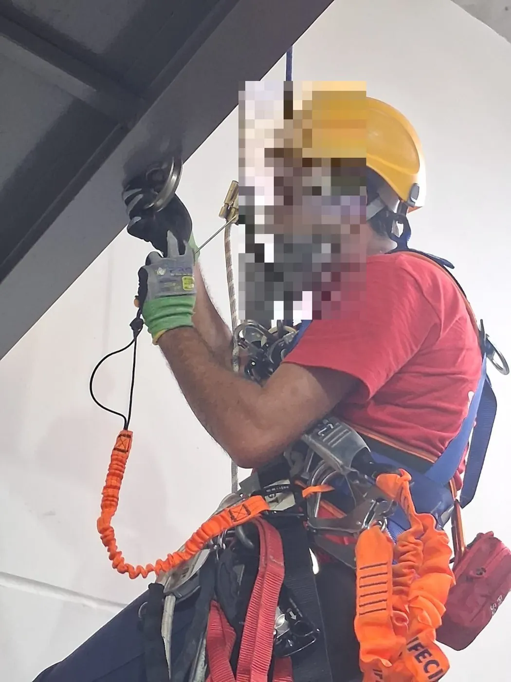 Técnico em acesso por corda com equipamentos de proteção